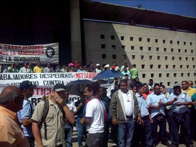 trabajadores_frente_al_palacio_de_justicia_de_anzoategui_012_0001